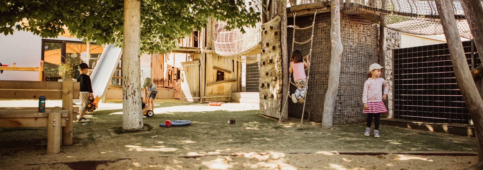 Kinder spielen im Außenbereich