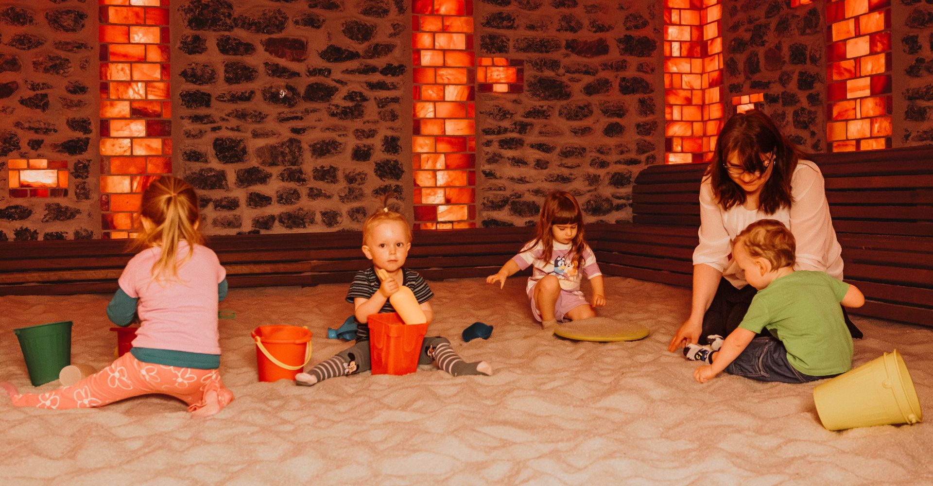 Spielende Kinder im Sand