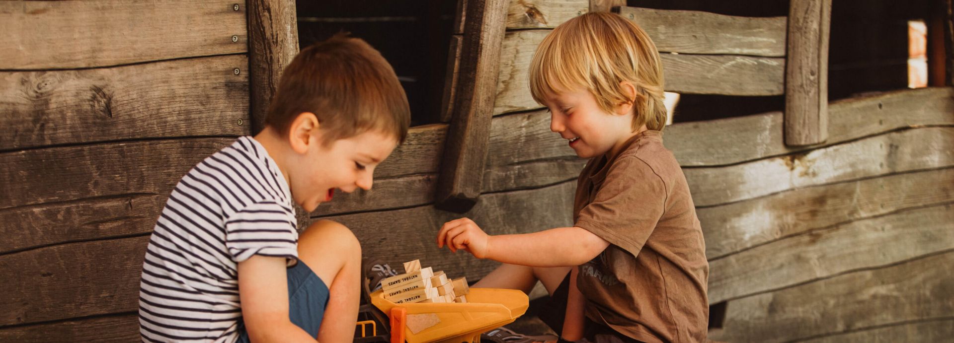 Kinder spielen mit Spielzeug